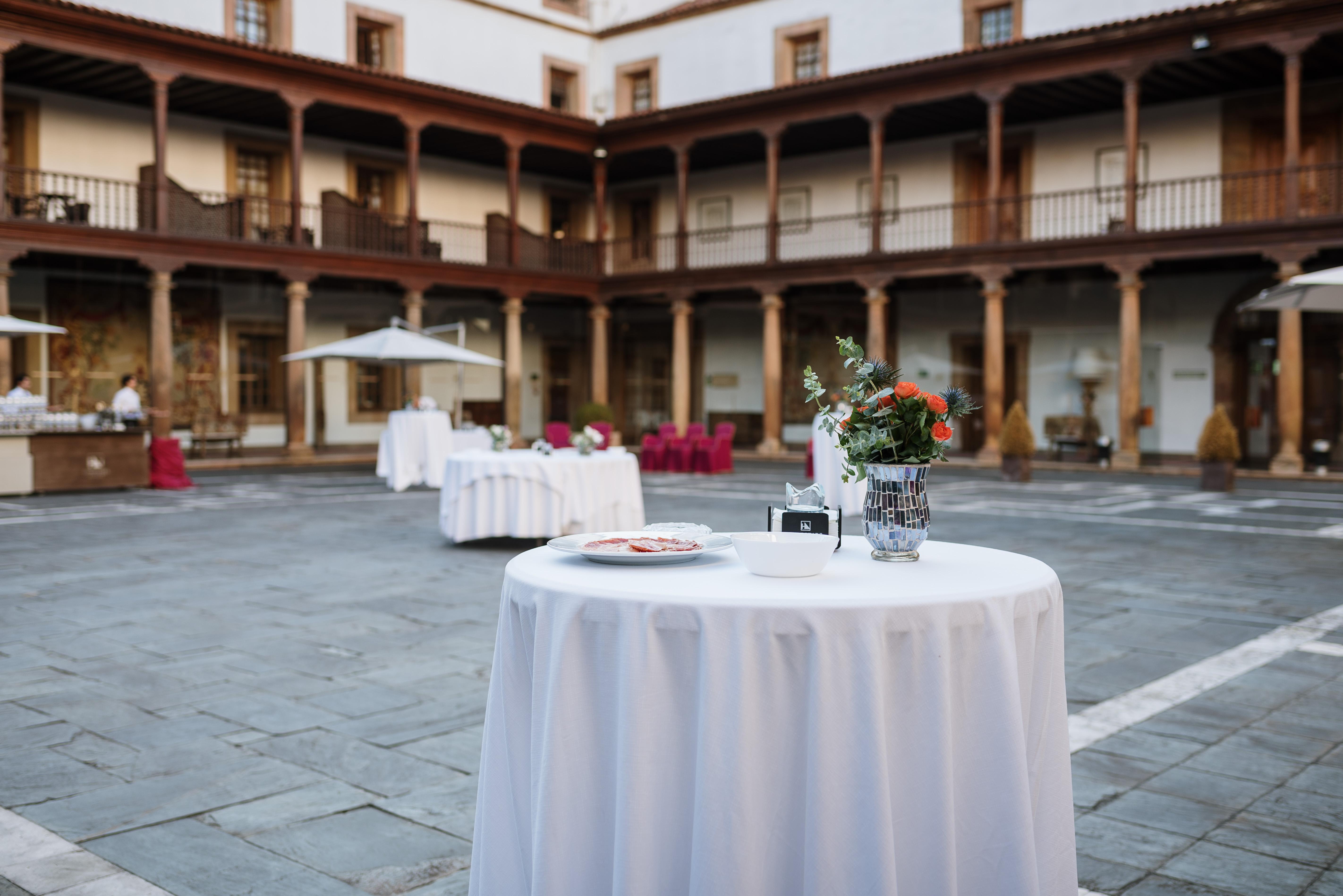 Eurostars Hotel De La Reconquista Oviedo Kültér fotó The courtyard of the University of Valencia