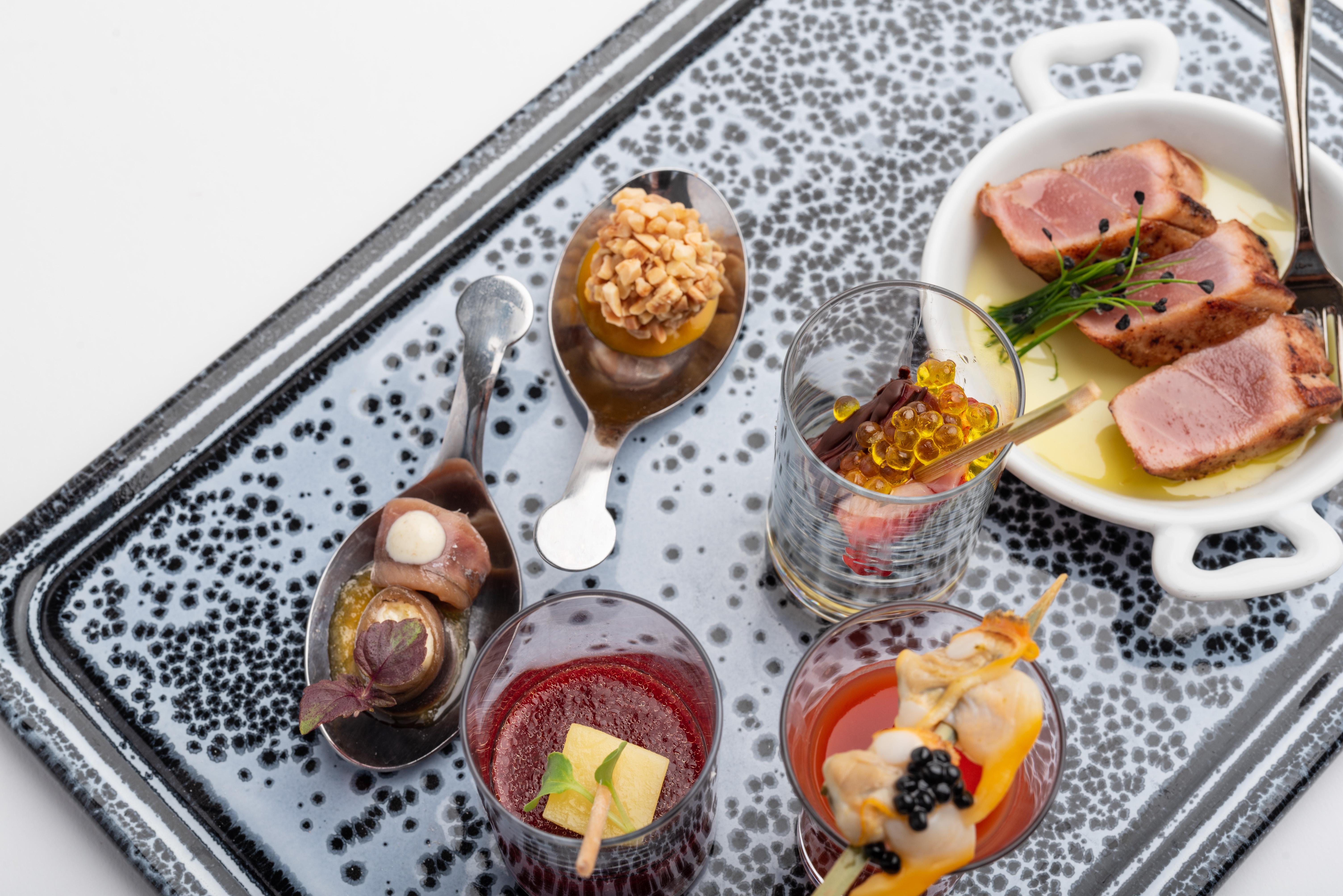 Eurostars Hotel De La Reconquista Oviedo Kültér fotó A selection of canapés