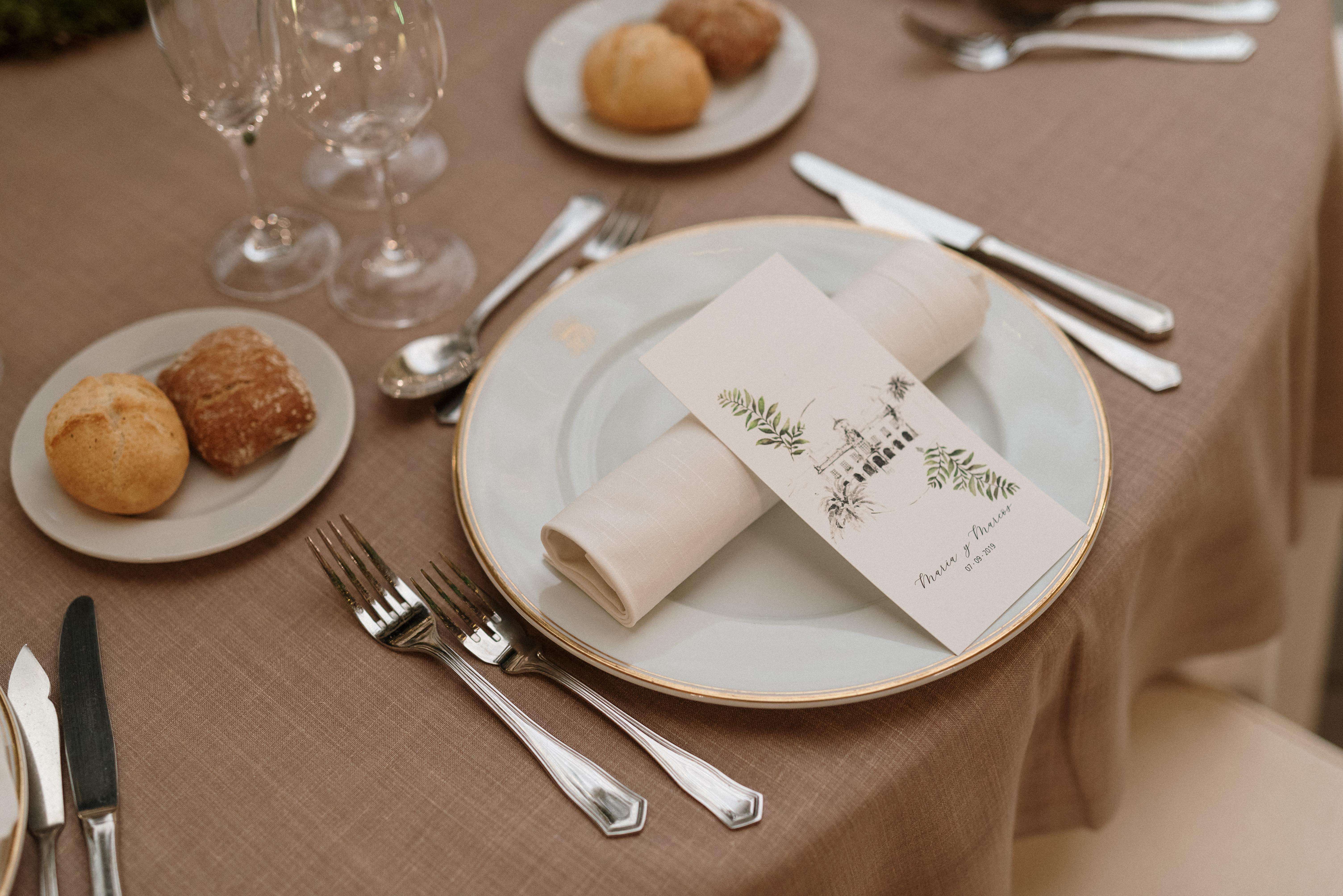 Eurostars Hotel De La Reconquista Oviedo Kültér fotó A Christmas cracker on a place setting