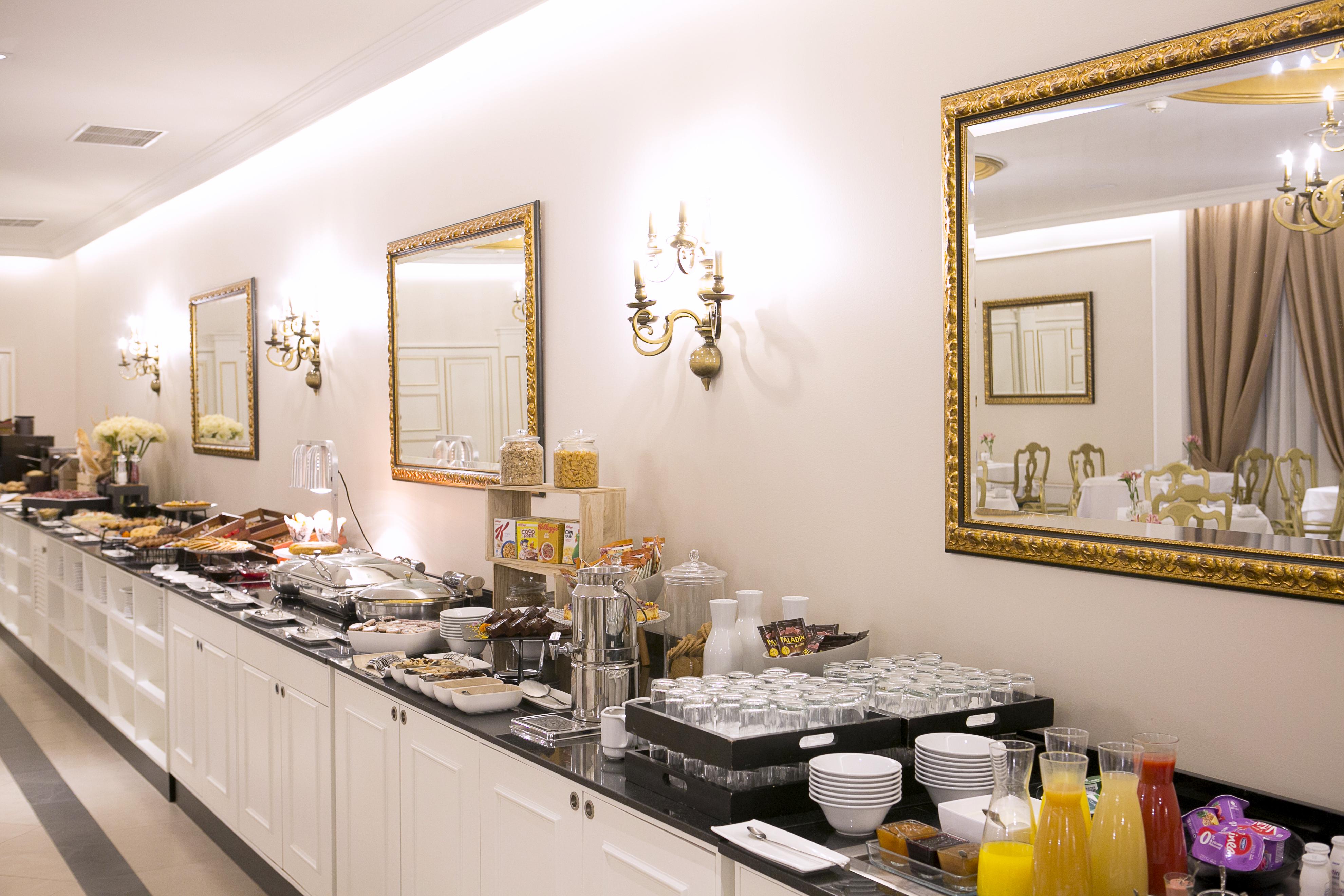 Eurostars Hotel De La Reconquista Oviedo Kültér fotó A buffet at a hotel