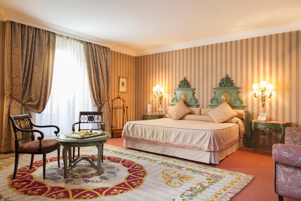 Eurostars Hotel De La Reconquista Oviedo Kültér fotó A bedroom at the hotel