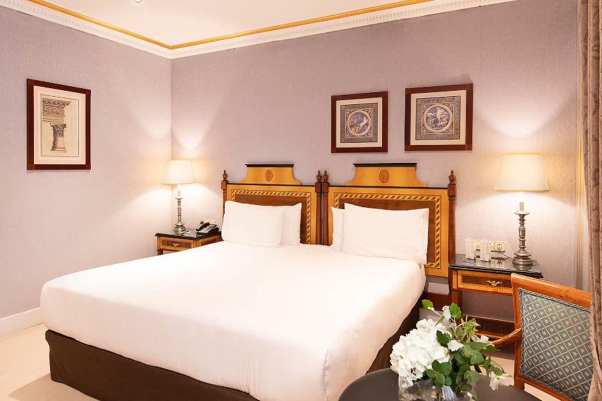 Eurostars Hotel De La Reconquista Oviedo Kültér fotó A bedroom at the hotel