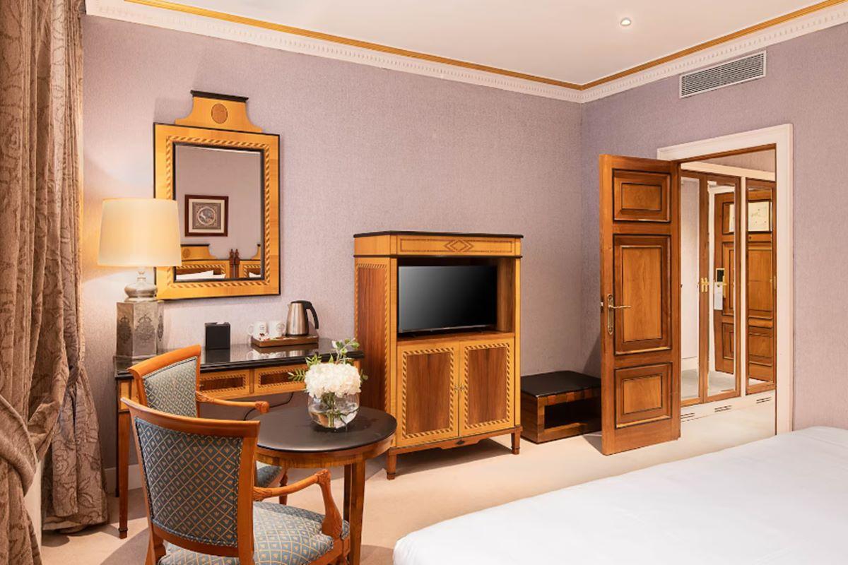Eurostars Hotel De La Reconquista Oviedo Kültér fotó A room at the hotel