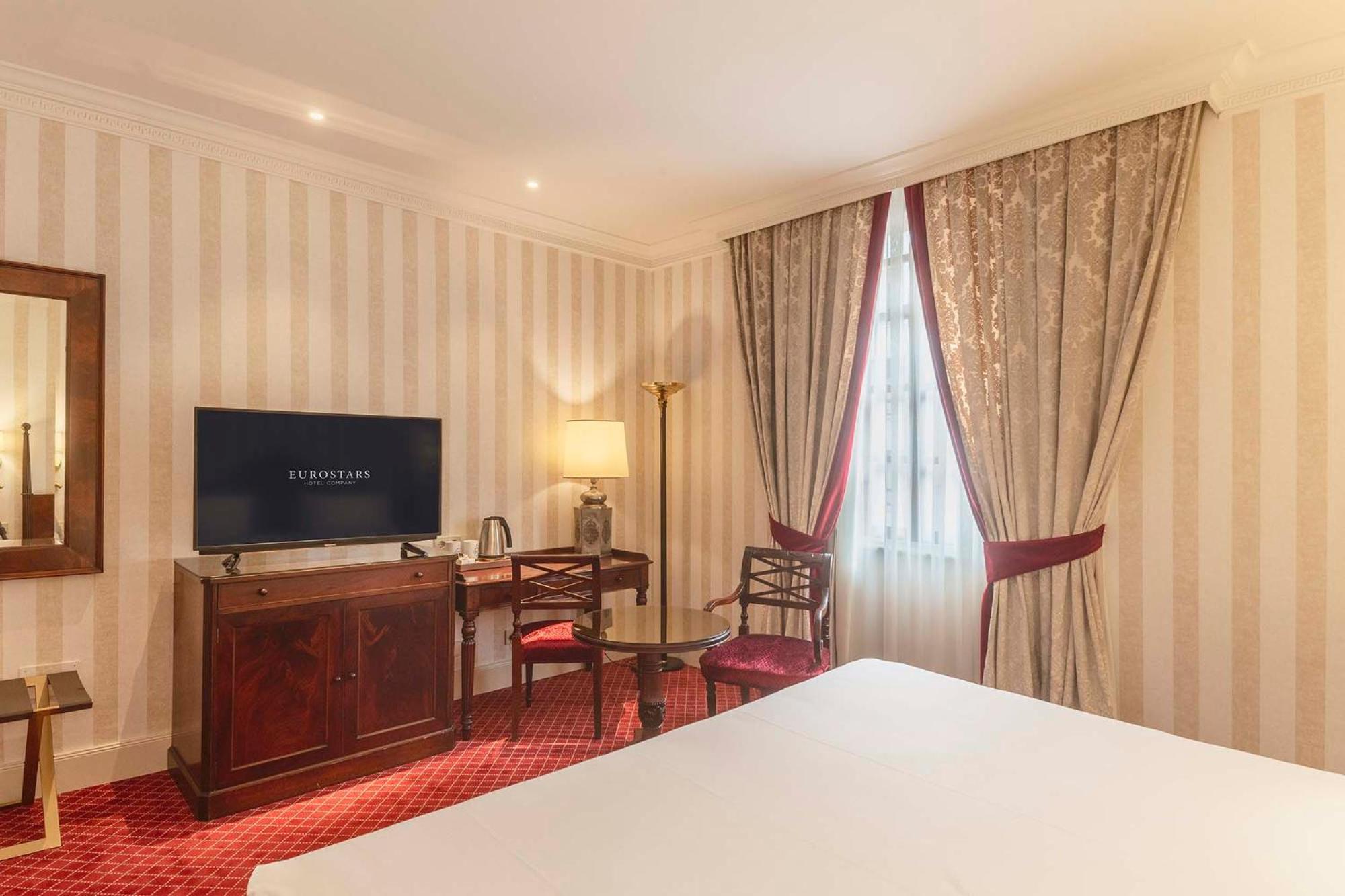 Eurostars Hotel De La Reconquista Oviedo Kültér fotó A room at the hotel