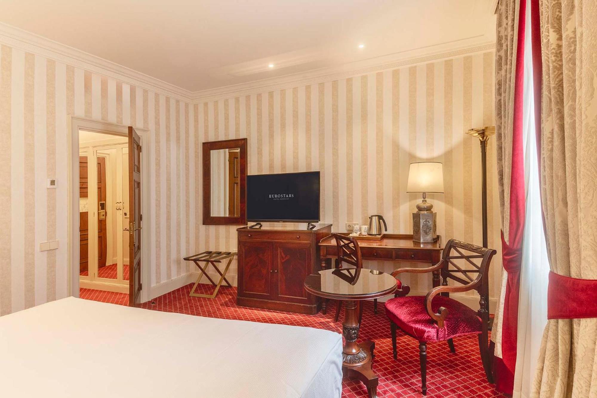 Eurostars Hotel De La Reconquista Oviedo Kültér fotó A room at the hotel