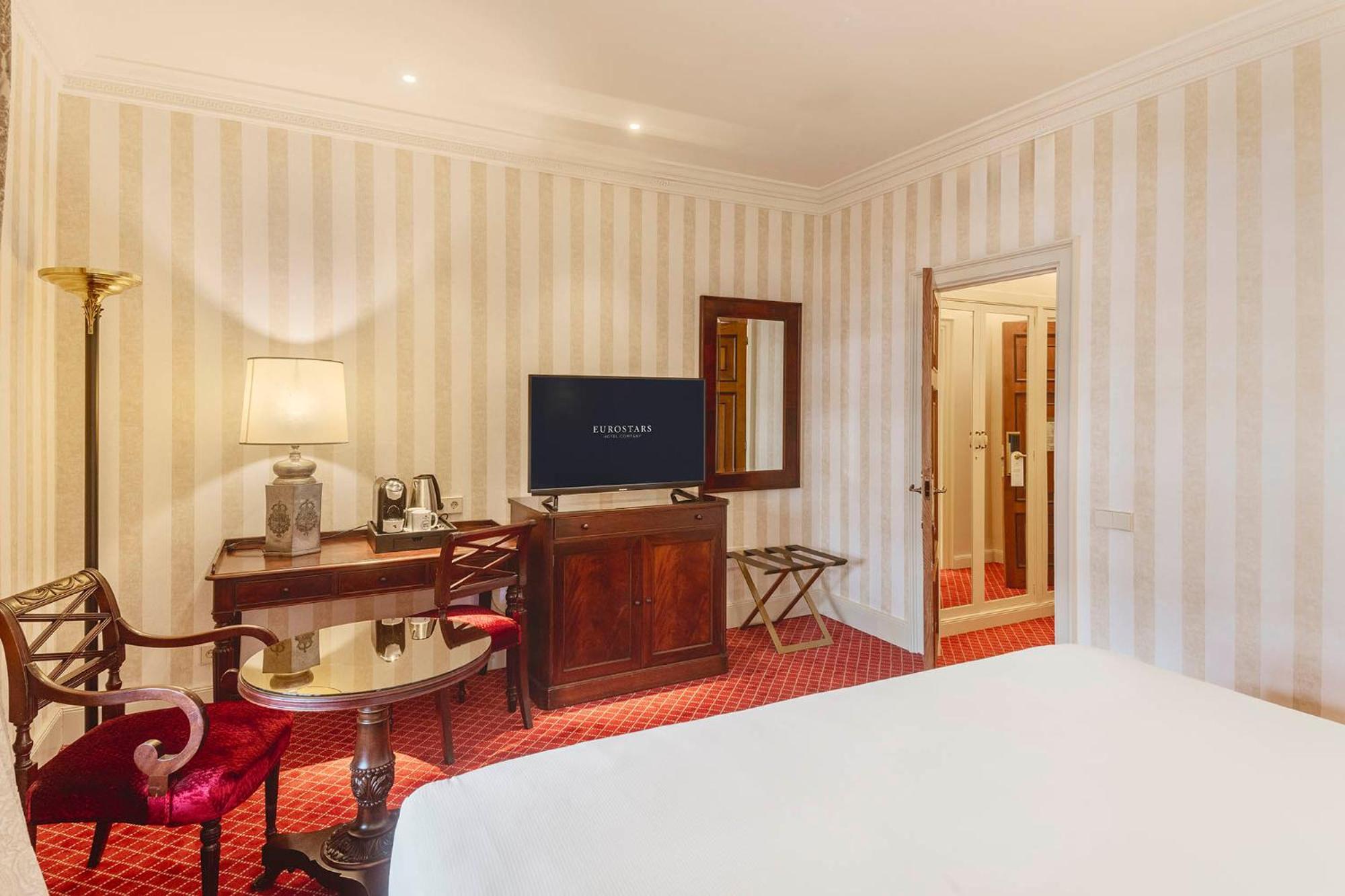 Eurostars Hotel De La Reconquista Oviedo Kültér fotó A room at the hotel