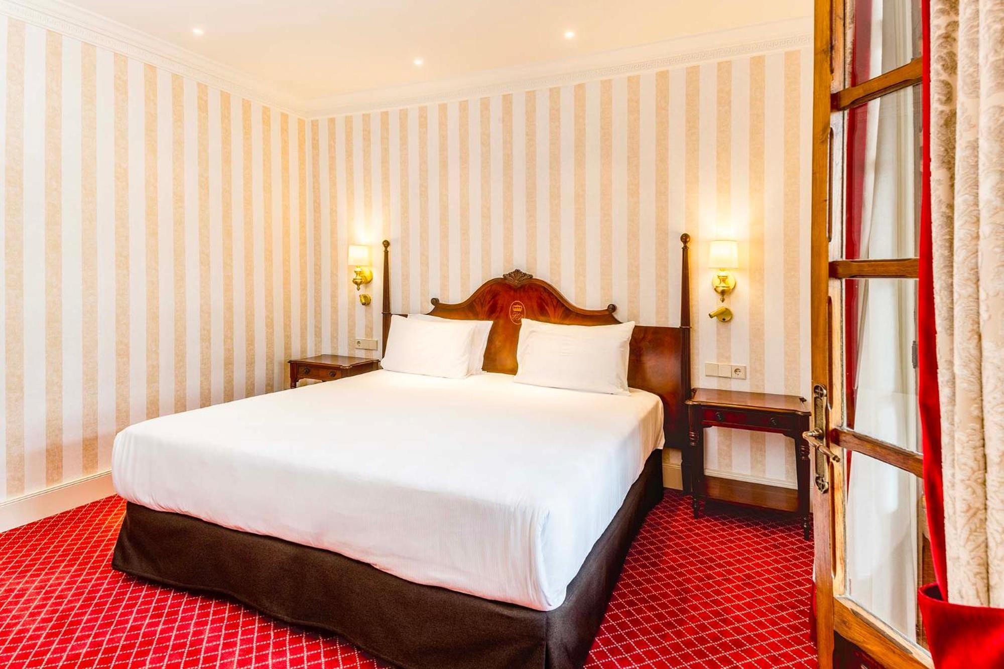 Eurostars Hotel De La Reconquista Oviedo Kültér fotó A bedroom at the hotel