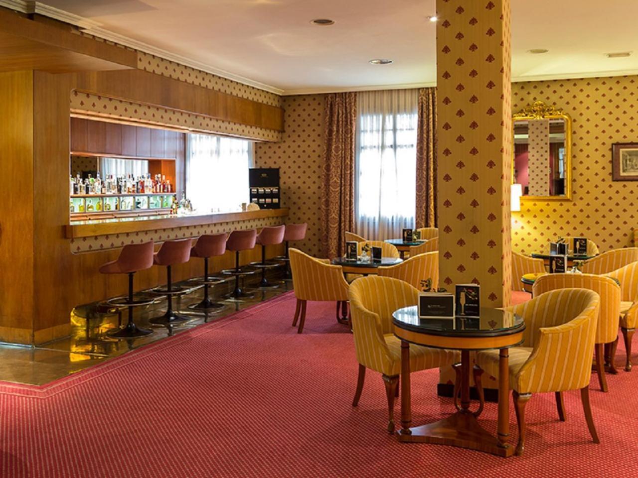 Eurostars Hotel De La Reconquista Oviedo Kültér fotó The bar at the hotel